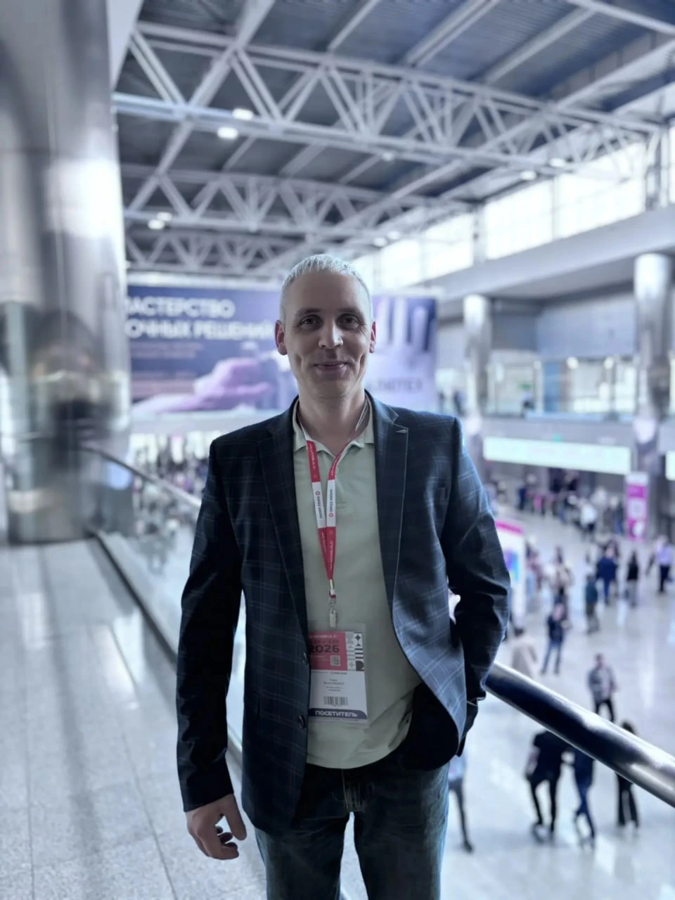 Ринат Файсханов на балконе